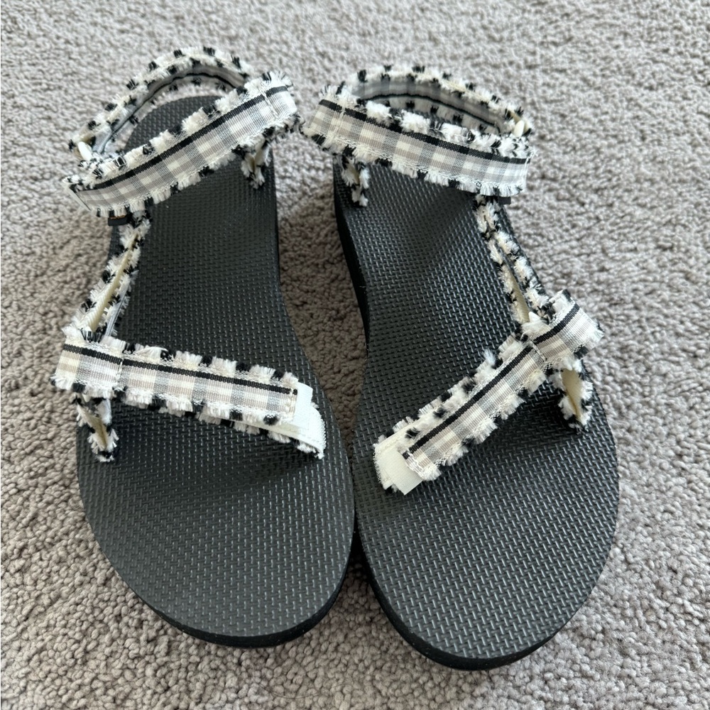 NWOT Teva midform sandals in Size 10